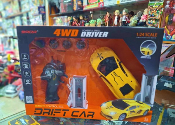 ماشین کنترلی دریفت با ایستگاه شارژ و چرخ‌ های قابل تعویض_اسباب بازی