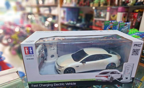 ماشین کنترلی E7 موزیکال و چراغدار با ایستگاه شارژ کد 003-725 رنگ سفید_اسباب بازی