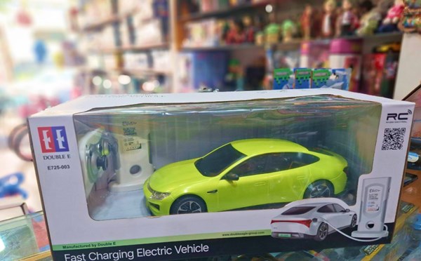 ماشین کنترلی E7 موزیکال و چراغدار با ایستگاه شارژ کد 003-725 رنگ سبز_اسباب بازی