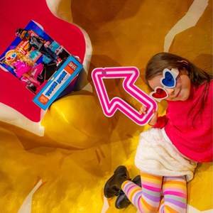 عروسک 2 تایی ال او ال سورپرایز سری OMG Movie Magic مدل Tough Dude و Pink Chick_اسباب بازی