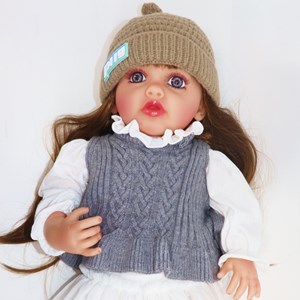 عروسک سیلیکونی دختر بچه ژاکت طوسی همراه با وسایل_اسباب بازی