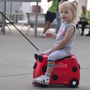 چمدان سواری کودک با ظرفیت 18 لیتر طرح کفشدوزک مدل 0092 Trunki 18L_اسباب بازی