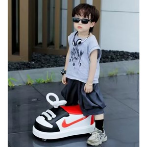 چهار چرخ موزیکال و چراغدار کودک طرح کتانی نایک رنگ قرمز_اسباب بازی