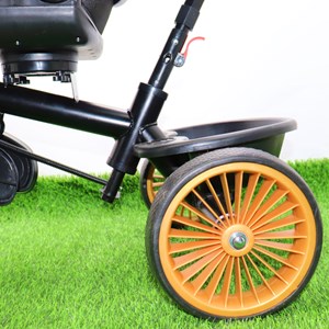 سه چرخه فلزی با سایه بان رنگ کرم